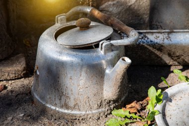 Garajın yakınındaki eski alüminyum çaydanlık..