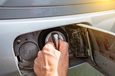 Yakıt ikmali için benzin deposu kapağı arabada..