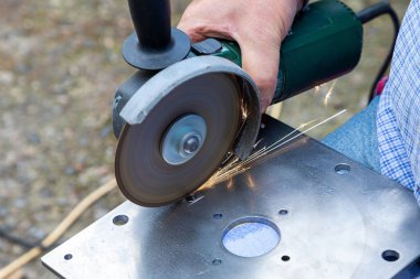 Öğütücüyle metal kesmek. Kıvılcımlarla metal işleme ve öğütme