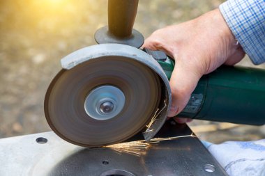 Öğütücüyle metal kesmek. Kıvılcımlarla metal işleme ve öğütme