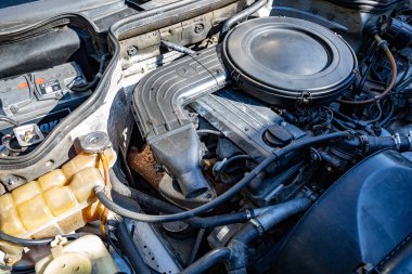 Almanya. Berlin. 29 Eylül 2024. Eski bir Mercedes Benz arabasının motoru tamir edildi.