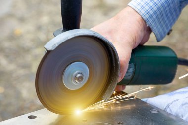 Öğütücüyle metal kesmek. Kıvılcımlarla metal işleme ve öğütme