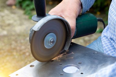 Öğütücüyle metal kesmek. Kıvılcımlarla metal işleme ve öğütme