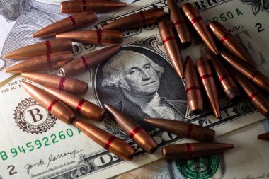 Amerikan doları ve makineli tüfekten çıkan kurşunlarla dolu bir arka plan. Küresel dünya krizi ve dünya savaşı