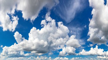 Bir yaz gününde bulutlu gökyüzünün arka planı.