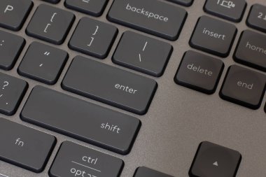 Siyah arkaplanda arka planı olan klavye yakın plan