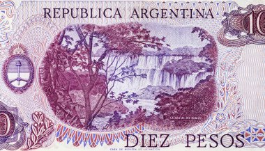 Arjantin 'in 10 peso banknotu ve Iguazu Şelalesi portresi. Arjantin 'in eski kağıt parası. Tasarım için bir banknotun parçası