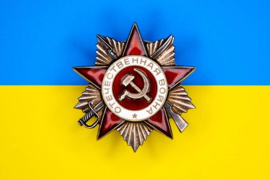  Ukrayna bayrağının arka planına karşı Vatanseverlik Savaşı Emri. 2. Dünya Savaşı 'ndaki sembol zaferi. Rusça yazıtların çevirisi: 