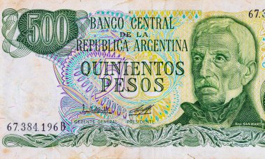500 pezoluk Arjantin banknotu ve General San Martin 'in portresi. Arjantin 'in eski kağıt parası. Tasarım için bir banknotun parçası.