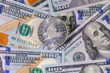 Amerikan kağıt banknotlarının arka planında 1 Amerikan doları. Gümüşten bir yudum