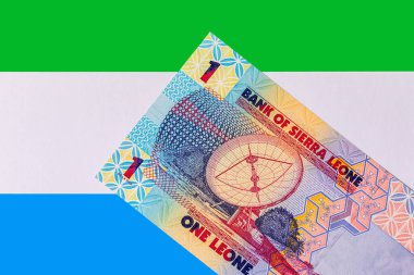 Banknote 1: Leone Sierra Leone telekomünikasyon uydu anteni görüntüsü. Sierra Leone 'nin parası ulusal bayrağın arka planında