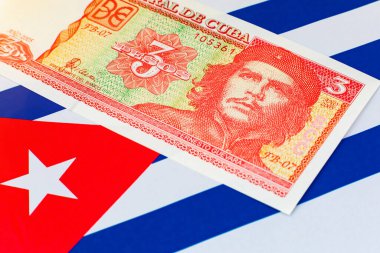 Küba bayraklarında Ernesto Che Guevara 'nın portresi olan 3 peso Küba bayrağı. Küba 'nın antika parası.