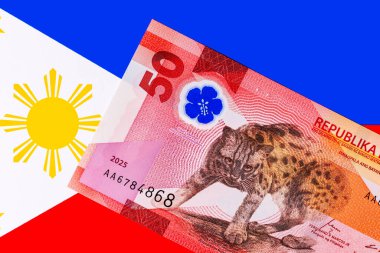 50 Piso Filipinler, Yeni Polymer Note 2025 Visayan Leoparı ile. Bayrağın arka planında Filipin parası.