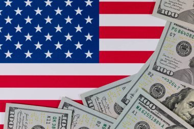 Amerika Birleşik Devletleri bayrağının arka planına karşı 100 Amerikan doları.