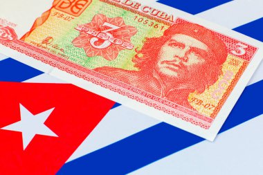 Küba bayraklarında Ernesto Che Guevara 'nın portresi olan 3 peso Küba bayrağı. Küba 'nın antika parası.