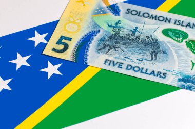 Solomon Adaları 5 Dolar. Polimer banknot, sualtında balık tutan bir adam resmi. Solomon Adalarının Parası.