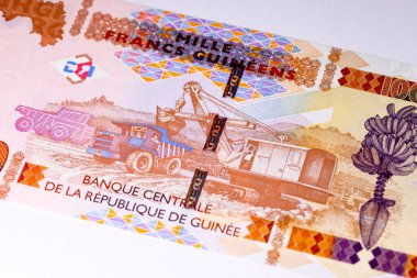 Açık çukur yöntemiyle Bauxite madenciliği imajı verilmiş 1000 gine frangı. Afrika Gine parası. Yakın plan..