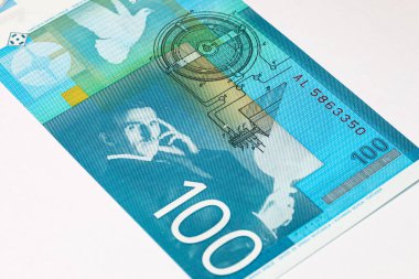 Nikola Tesla 'nın portresiyle 100 Dinara Sırbistan banknotu. Sırbistan ve Avrupa 'nın Parası.