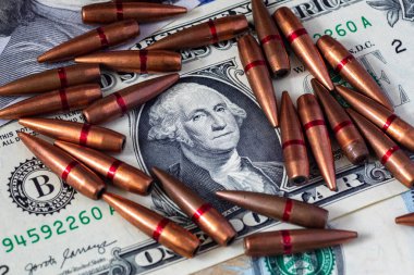 Amerikan doları ve makineli tüfekten çıkan kurşunlarla dolu bir arka plan. Küresel dünya krizi ve dünya savaşı