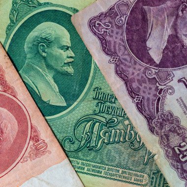 Lenin 'in portresi olan eski kağıt ruble parçaları. Sovyetler Birliği 'nin parası