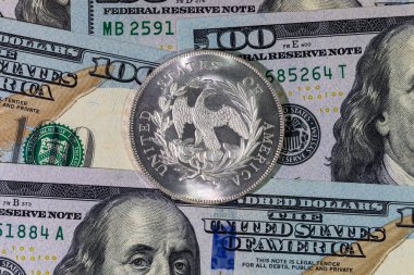 Amerikan kağıt banknotlarının arka planında 1 Amerikan doları. Gümüşten bir yudum