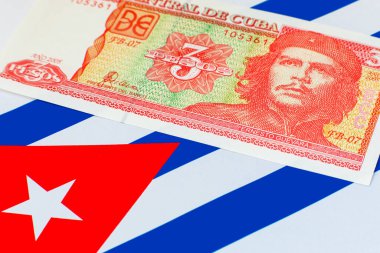 Küba bayraklarında Ernesto Che Guevara 'nın portresi olan 3 peso Küba bayrağı. Küba 'nın antika parası.