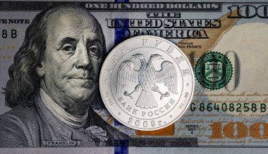 100 dolarlık banknotun arka planında üç Rus rublesi var. Amerika Birleşik Devletleri ve Rusya 'nın parası..