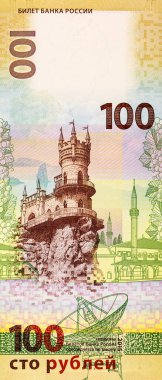 Rusya 'nın 100 rublelik banknotunda Kırlangıç Yuvası şatosu resmi var. Rusya Kırım 'ı işgal etti. Rusya 'nın kağıt parası..