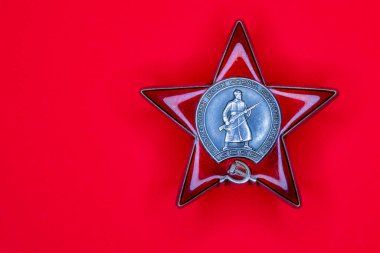 Kızıl Yıldız Tarikatı - SSCB 'nin bir modeli. 9 Mayıs Zafer Günü. Rusça yazıtların çevirisi: Tüm ülkelerin proletaryaları, birleşin!, SSCB