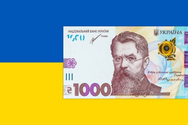 Ukrayna banknotu Ukrayna bayrağının arka planında 1000 Hryvnia. Ukrayna 'nın kağıt parası.