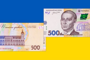 Ukrayna banknotu Ukrayna bayrağının arka planında 500 Hryvnia. Ukrayna 'nın kağıt parası.