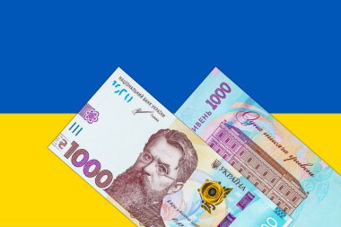 Ukrayna banknotu Ukrayna bayrağının arka planında 1000 Hryvnia. Ukrayna 'nın kağıt parası.