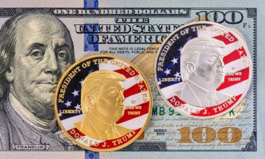 Amerika Birleşik Devletleri 'nin 100 dolarlık banknotunun üzerinde Donald Trump' ın portresi olan sikke. Amerika 'yı Yeniden Harika Yapalım.