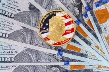 Amerika Birleşik Devletleri 'nin 100 dolarlık banknotunun üzerinde Donald Trump' ın portresi olan sikke. Amerika 'yı Yeniden Harika Yapalım.
