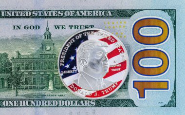 Amerika Birleşik Devletleri 'nin 100 dolarlık banknotunun üzerinde Donald Trump' ın portresi olan sikke. Amerika 'yı Yeniden Harika Yapalım.