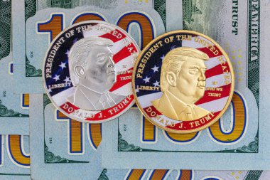 Amerika Birleşik Devletleri 'nin 100 dolarlık banknotunun üzerinde Donald Trump' ın portresi olan sikke. Amerika 'yı Yeniden Harika Yapalım.