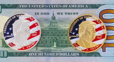 Amerika Birleşik Devletleri 'nin 100 dolarlık banknotunun üzerinde Donald Trump' ın portresi olan sikke. Amerika 'yı Yeniden Harika Yapalım.