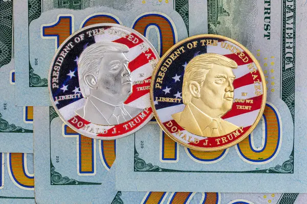 Amerika Birleşik Devletleri 'nin 100 dolarlık banknotunun üzerinde Donald Trump' ın portresi olan sikke. Amerika 'yı Yeniden Harika Yapalım.