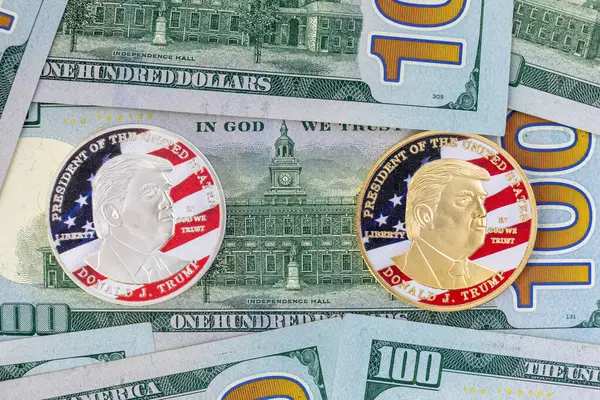 Amerika Birleşik Devletleri 'nin 100 dolarlık banknotunun üzerinde Donald Trump' ın portresi olan sikke. Amerika 'yı Yeniden Harika Yapalım.