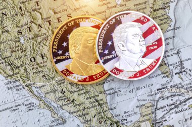 Amerika Birleşik Devletleri Politik Haritası 'nın arka planında Donald Trump' ın portresi olan sikke. Amerika 'yı Yeniden Harika Yapalım.