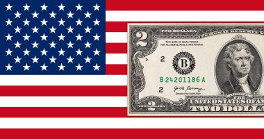 Amerika Birleşik Devletleri bayrağının arka planında 2 Amerikan doları var. Amerika Birleşik Devletleri 'nin parası..