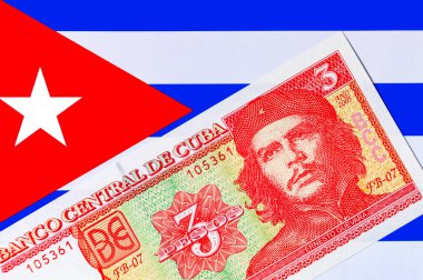 Küba bayraklarında Ernesto Che Guevara 'nın portresi olan 3 peso Küba bayrağı. Küba 'nın antika parası.