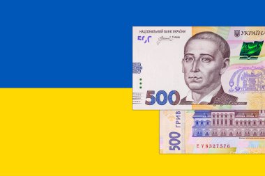 Ukrayna banknotu Ukrayna bayrağının arka planında 500 Hryvnia. Ukrayna 'nın kağıt parası.