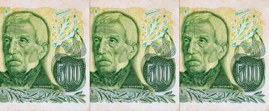 500 pezoluk Arjantin banknotu ve General San Martin 'in portresi. Arjantin 'in eski kağıt parası. Tasarım için bir banknotun parçası.