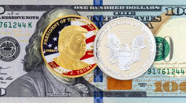 Amerika Birleşik Devletleri 'nin 100 dolarlık banknotunun üzerinde Donald Trump' ın portresi olan sikke. Amerika 'yı Yeniden Harika Yapalım.