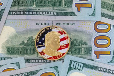 Amerika Birleşik Devletleri 'nin 100 dolarlık banknotunun üzerinde Donald Trump' ın portresi olan sikke. Amerika 'yı Yeniden Harika Yapalım.