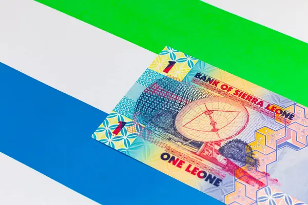 Banknote 1: Leone Sierra Leone telekomünikasyon uydu anteni görüntüsü. Sierra Leone 'nin parası ulusal bayrağın arka planında