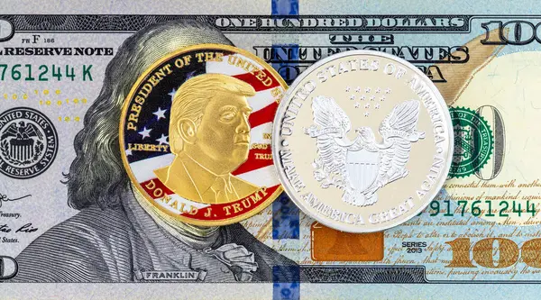 Amerika Birleşik Devletleri 'nin 100 dolarlık banknotunun üzerinde Donald Trump' ın portresi olan sikke. Amerika 'yı Yeniden Harika Yapalım.