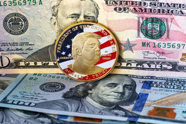 Amerika Birleşik Devletleri 'nin 100 dolarlık banknotunun üzerinde Donald Trump' ın portresi olan sikke. Amerika 'yı Yeniden Harika Yapalım.