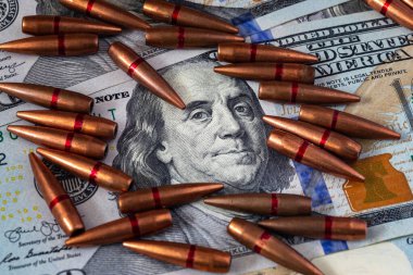 Amerikan doları ve makineli tüfekten çıkan kurşunlarla dolu bir arka plan. Küresel dünya krizi ve dünya savaşı